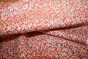 William Morris bomuld \'Small Standen Lily Red\'