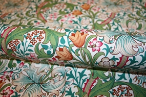 William Morris bomulds stof \'Golden Lily Fuchsia\'