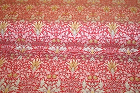 William Morris bomulds stof \'Snakeshead Thornedrose\'
