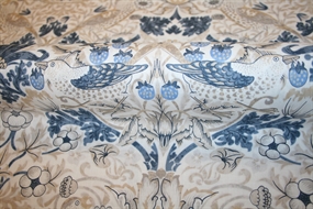 William Morris Strawberry Thief Vellum – bomuldsstof med fugle og jordbær