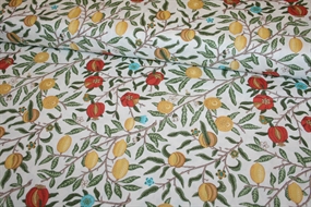 William Morris bomuldsstof \'Fruit White\'